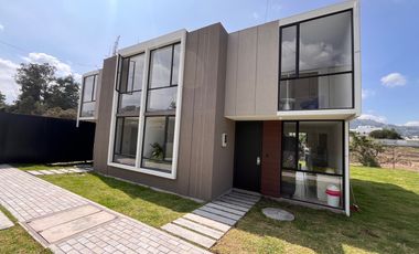 Casas por estrenar TUMBACO Escalon Tumbaco en conjunto dos pisos