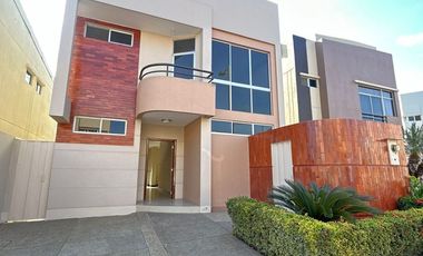 Casa en Alquiler en la Urbanización BeloHorizonte, 3 Habitaciones, 3 Baños, Patio, Piscina, Parques Seguridad,  Vía a la Costa.