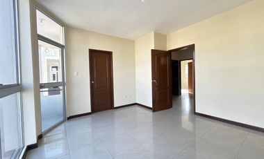 Casa en Alquiler en la Urbanización BeloHorizonte, 3 Habitaciones, 3 Baños, Patio, Piscina, Parques Seguridad,  Vía a la Costa.