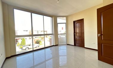 Casa en Alquiler en la Urbanización BeloHorizonte, 3 Habitaciones, 3 Baños, Patio, Piscina, Parques Seguridad,  Vía a la Costa.