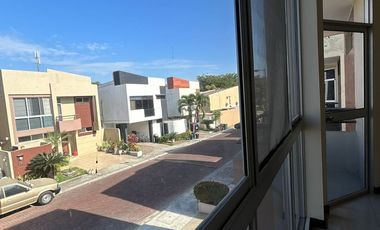 Casa en Alquiler en la Urbanización BeloHorizonte, 3 Habitaciones, 3 Baños, Patio, Piscina, Parques Seguridad,  Vía a la Costa.