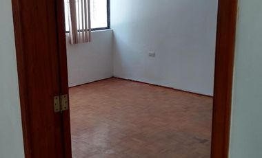 Luminosa oficina en Planta alta, AV Madero Casi esquina Glorieta Revolución