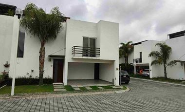 Casa En Renta En Esquina Frente Al Area Verde, Con 3 Reclamas Y Roof Garden, A 5 Minutos De Finsa, Y Autopista. En Cuautlancingo, Puebla