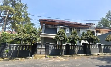 Jual Rumah LUAS harga MURAH di bawah PASARAN posisi Hook di Gegerkalong Setiabudi Bandung Utara  Luas tanah 508 m2 Luas bangunan 611