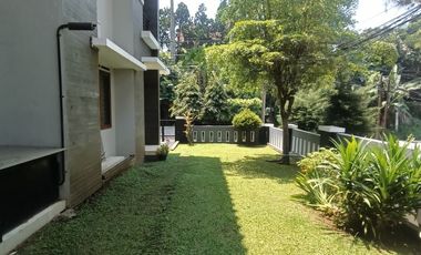 Jual Rumah LUAS harga MURAH di bawah PASARAN posisi Hook di Gegerkalong Setiabudi Bandung Utara  Luas tanah 508 m2 Luas bangunan 611