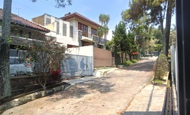 Jual Rumah LUAS harga MURAH di bawah PASARAN posisi Hook di Gegerkalong Setiabudi Bandung Utara  Luas tanah 508 m2 Luas bangunan 611