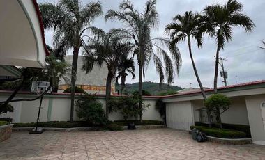 SE VENDE Exclusiva Mansión en los Ceibos para vivir o como Empresa