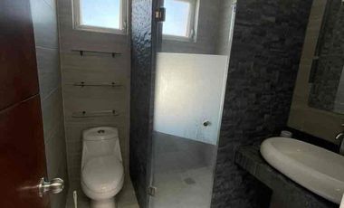 SE VENDE CASA AL PONIENTE DE 2 PLANTAS