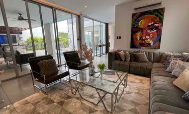 Lujos y moderna casa en Urbanización Santa Cecilia 4 habitaciones