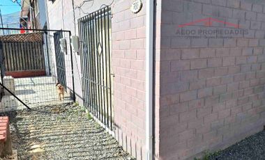 Se Arrienda Funcional Casa de dos pisos, en Villa Príncipe de Gales, comuna de La Calera, Región de Valparaíso.