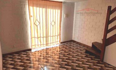 Se Arrienda Funcional Casa de dos pisos, en Villa Príncipe de Gales, comuna de La Calera, Región de Valparaíso.