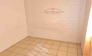 Se Arrienda Funcional Casa de dos pisos, en Villa Príncipe de Gales, comuna de La Calera, Región de Valparaíso.