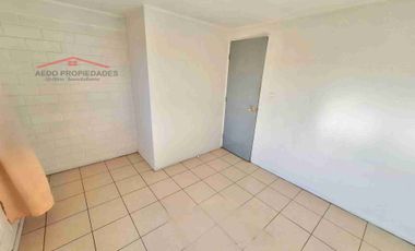 Se Arrienda Funcional Casa de dos pisos, en Villa Príncipe de Gales, comuna de La Calera, Región de Valparaíso.