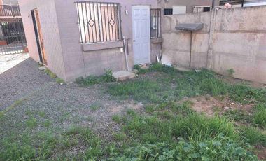 Se Arrienda Funcional Casa de dos pisos, en Villa Príncipe de Gales, comuna de La Calera, Región de Valparaíso.