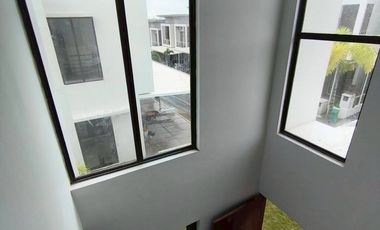 Disewakan Rumah 2 Lantai Hook tengah di Central Hills cluster Hills View, Batam Center