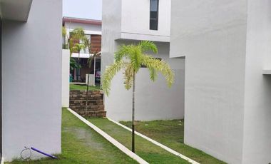 Disewakan Rumah 2 Lantai Hook tengah di Central Hills cluster Hills View, Batam Center