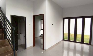 Disewakan Rumah 2 Lantai Hook tengah di Central Hills cluster Hills View, Batam Center