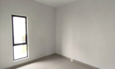 Disewakan Rumah 2 Lantai Hook tengah di Central Hills cluster Hills View, Batam Center