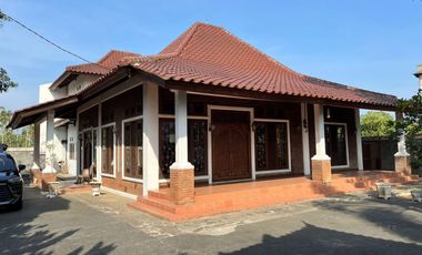 Villa di pinggir jalan Raya Senggigi Lombok