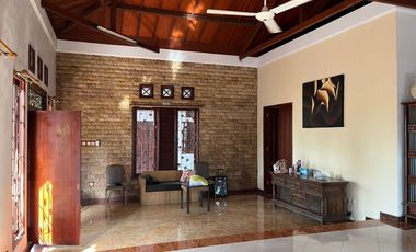 Villa di pinggir jalan Raya Senggigi Lombok