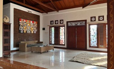 Villa di pinggir jalan Raya Senggigi Lombok
