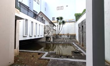 DIJUAL RUMAH DENGAN HALAMAN LUAS DI PASAR MINGGU