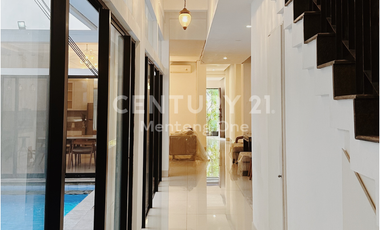 Luxury 3-Storey House for Rent in Menteng, Central Jakarta – 5+1 Bedrooms, Full Furnished, Private Pool, IDR 700 Million/Year