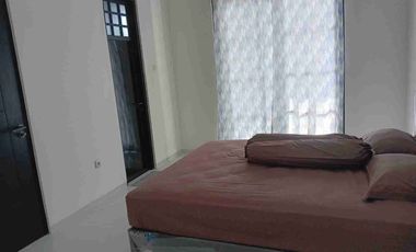 Rumah baru Araya di jalan Boulevard furnish disewakan langka & ciamik