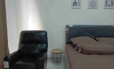 Rumah baru Araya di jalan Boulevard furnish disewakan langka & ciamik