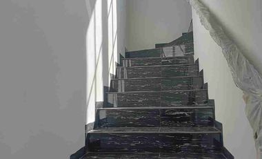 Rumah baru Araya di jalan Boulevard furnish disewakan langka & ciamik