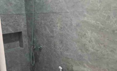 Rumah baru Araya di jalan Boulevard furnish disewakan langka & ciamik