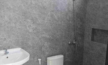 Rumah baru Araya di jalan Boulevard furnish disewakan langka & ciamik