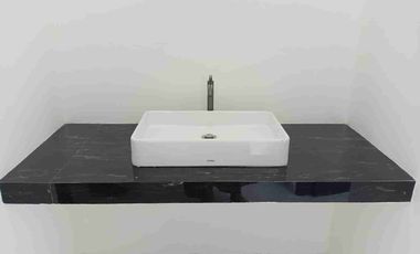 Rumah baru Araya di jalan Boulevard furnish disewakan langka & ciamik