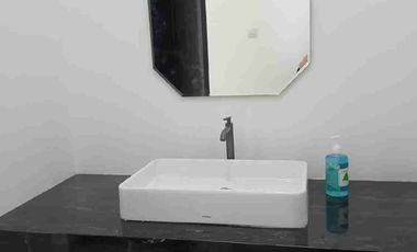 Rumah baru Araya di jalan Boulevard furnish disewakan langka & ciamik