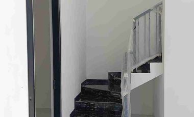 Rumah baru Araya di jalan Boulevard furnish disewakan langka & ciamik