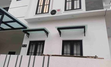 Rumah baru Araya di jalan Boulevard furnish disewakan langka & ciamik