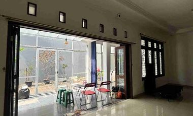 dijual rumah strategis lantai bawah luas tidak ada sekat buat usaha LT300LB419 di bulevard dekat Mall Grand Galaxy