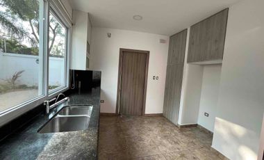 ACOGEDORA CASA EN LINDA URBANIZACION CON AREAS SOCIALES Y PARQUES