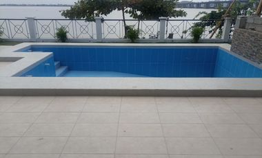 Casa de venta con vista al rio en Samborondon