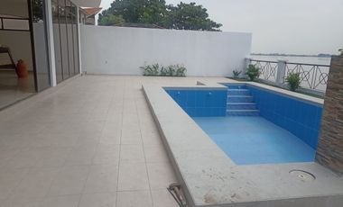 Casa de venta con vista al rio en Samborondon