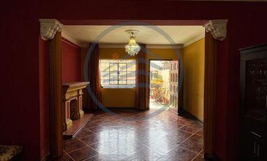 VENTA DE CASA CON 2 ESTACIONAMIENTOS