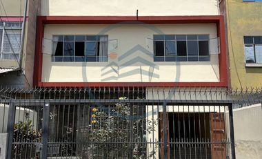 VENTA DE CASA CON 2 ESTACIONAMIENTOS