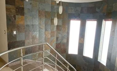 MODERNA BELLA CASA RENTA SIN AMOBLAR!!