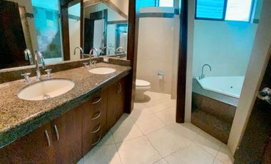 MODERNA BELLA CASA RENTA SIN AMOBLAR!!