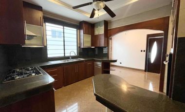 MODERNA BELLA CASA RENTA SIN AMOBLAR!!