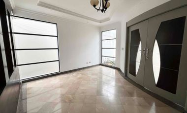 MODERNA BELLA CASA RENTA SIN AMOBLAR!!