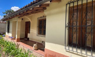 Vendo acogedora casa rodeada de jardines en Huaraz