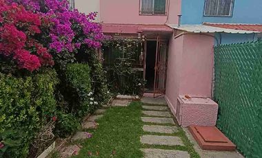 BONITA CASA 2 pisos en privada