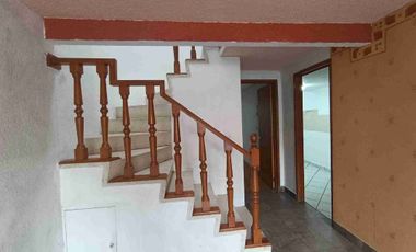 BONITA CASA 2 pisos en privada