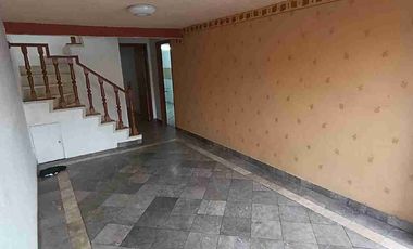 BONITA CASA 2 pisos en privada